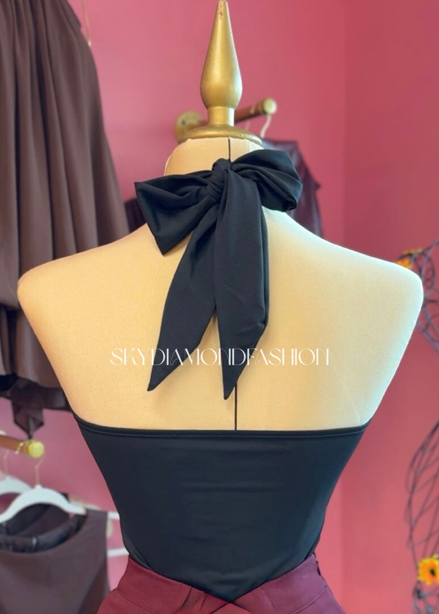 Black halter (gold decal)