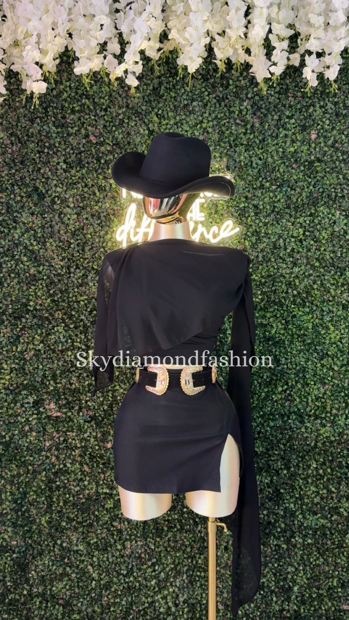 Black slit skirt
